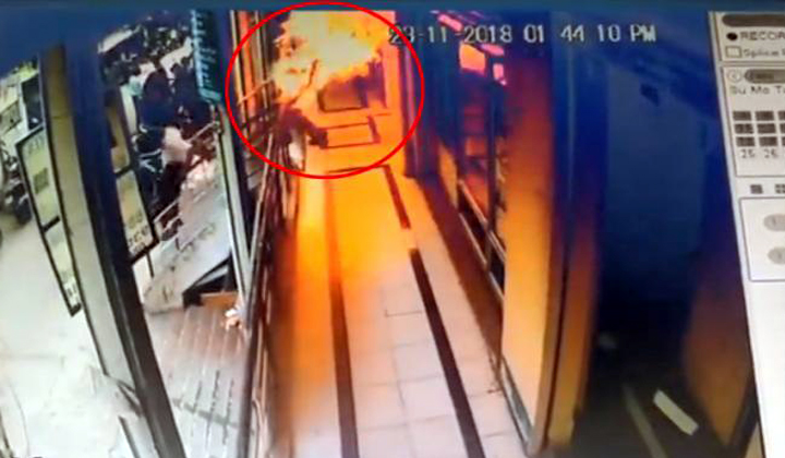  Man Set Fire Vijayawada Broad Daylight-TeluguStop.com