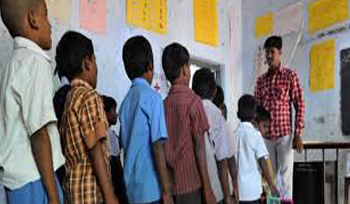  Teacher Forces Students Smokem Punishment-TeluguStop.com