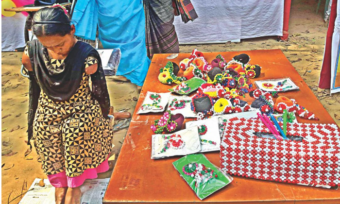 Women Living With Her Own Difficulties Even If Not Two Hands Women Living With Her Own Difficulties Even If Not Two Hands-TeluguStop.com