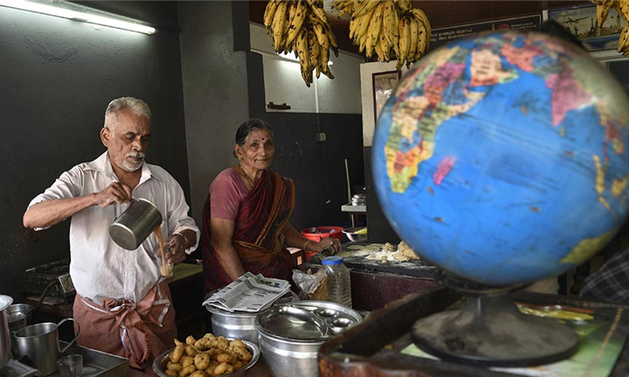  A Tea Shop Owner Couple Who Have Visited 23 Countries-TeluguStop.com