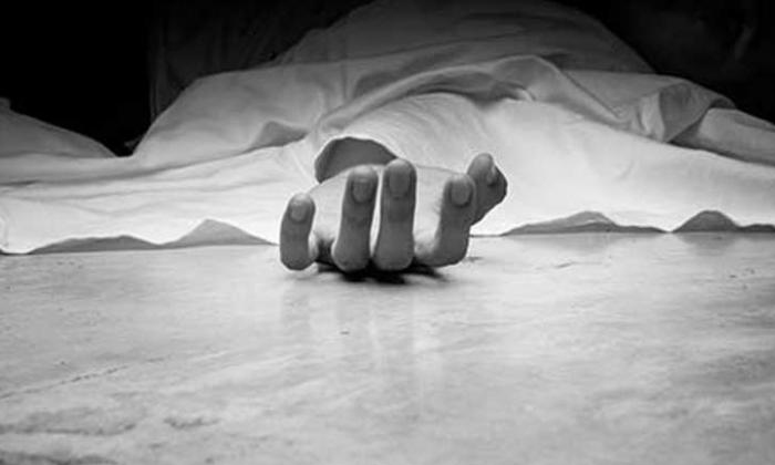  Dead Bodys With Cycle In Poor Village-TeluguStop.com
