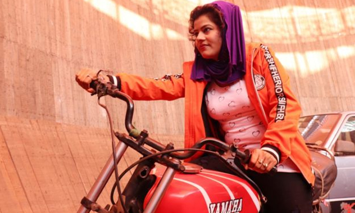  Gutsy Woman Rehana Khan Displays Her Biking Skills In Fairs1-TeluguStop.com