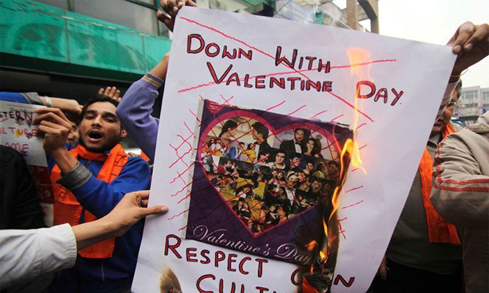  Hindu Activists Warns Lovers For Valentine Day-TeluguStop.com
