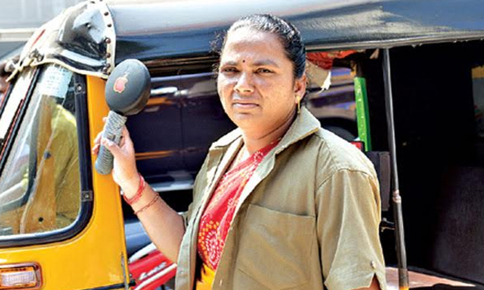  Hyderabad Women Auto Driver Vijayalakshmi Inspiring Story-TeluguStop.com