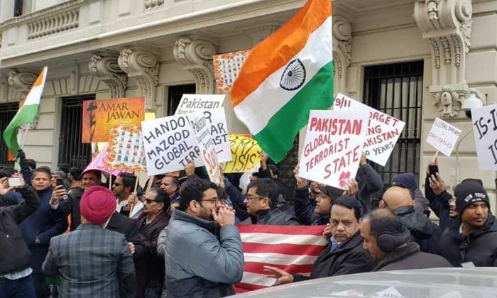  Indians In Us Protest Pakistans Terror Links-TeluguStop.com