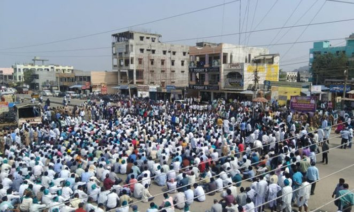  Nizamabad Farmers Stage Dharna For Better Prices-TeluguStop.com