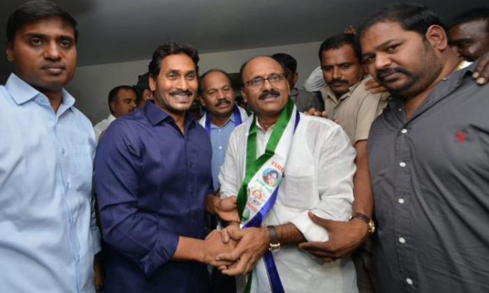  Old Leaders Tension Over New Joining Leaders Into Ycp-TeluguStop.com