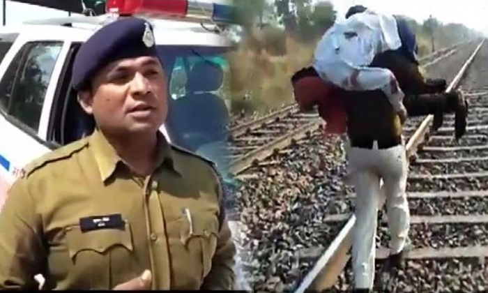  Police Runs 1 5km On Railway Track Carrying Injured Man On Shoulders-TeluguStop.com