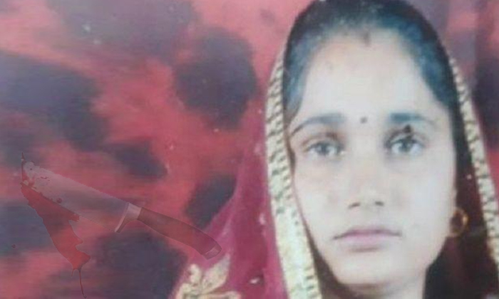  Rajput Women Going Out To Work Man Chops Off Daughter In Laws Head-TeluguStop.com