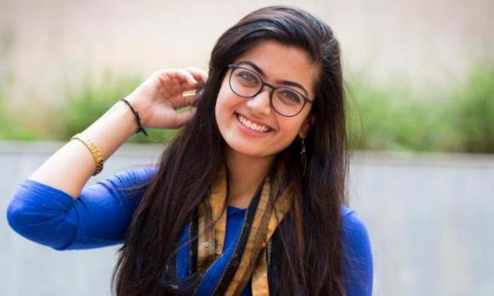  Rashmika Mandanna Said That She Is Very Shy To Take Pictures-TeluguStop.com