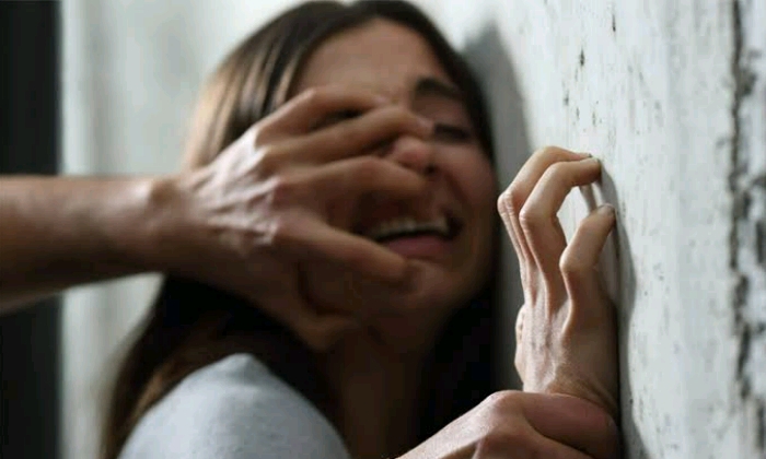  Father Physical Abusing The Daughter-TeluguStop.com