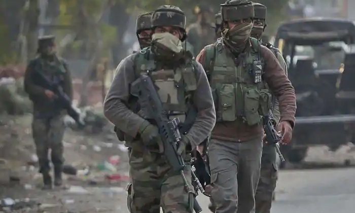  Terrorists Attack On Crpf In Srinagar Highway-TeluguStop.com