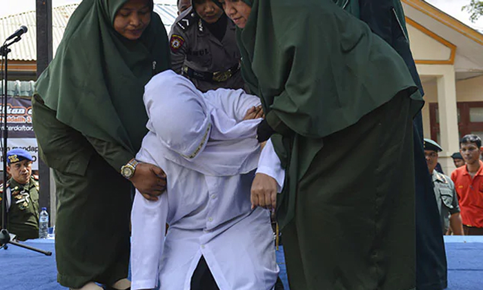  Five Couples Publicly Whipped In Indonesia For Cuddling Holding Hands-TeluguStop.com