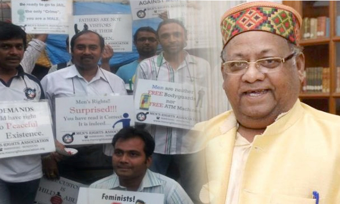  Married Mens Protest In Jantar Mantar For Men Commission Bjp Mp-TeluguStop.com