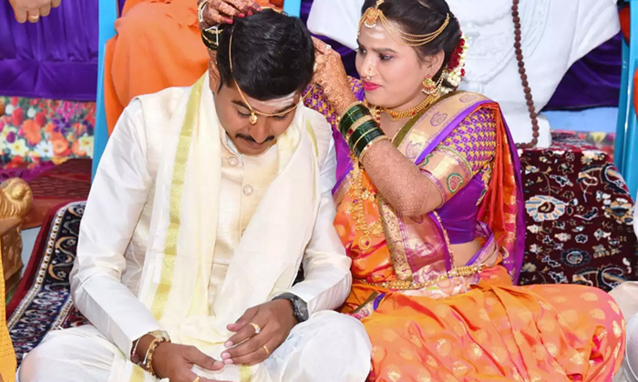  Meet The New Age Brides Tying Mangalsutras To Grooms-TeluguStop.com