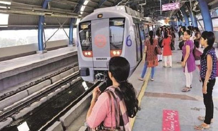 Woman Jumps On Metro Tracks To Fetch Money-TeluguStop.com