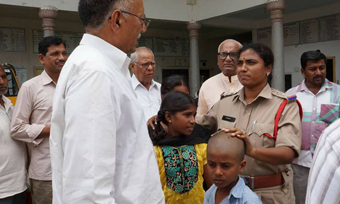  Ci Madhavi Caring Child In Polling Station Huzurabad-TeluguStop.com