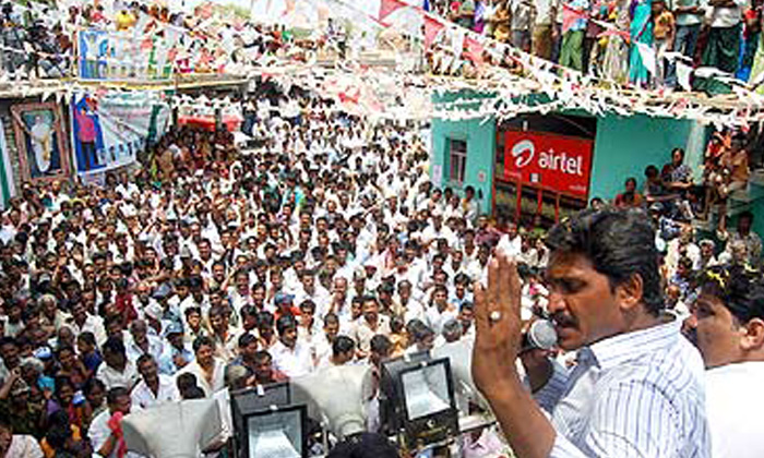  Short Circuit Near Jagan Campaigning-TeluguStop.com