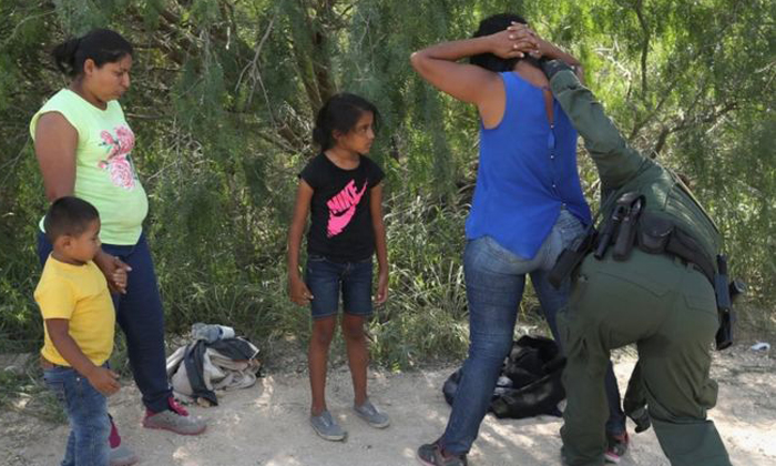  American Soldiers Indecent Behavior On Migration Childrens-TeluguStop.com