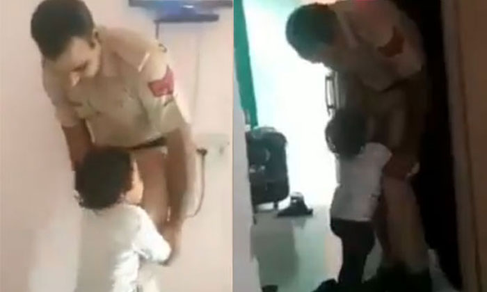  Crying Son Stopping His Cop Father From Leaving-TeluguStop.com