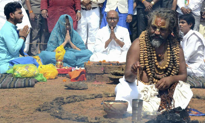  Digvijaya Singh Performs Yagna With Computer Baba To Ensure Win-TeluguStop.com