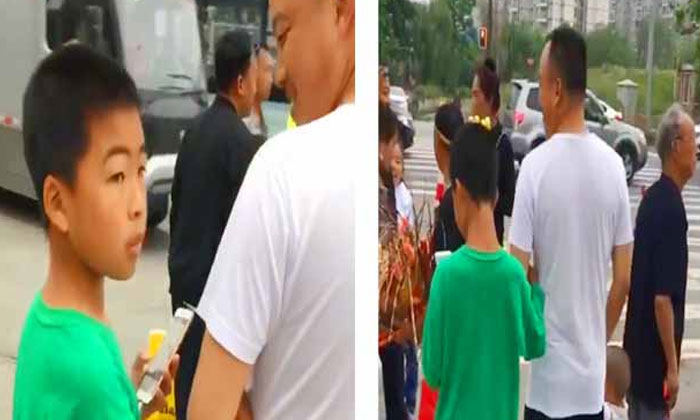  Kid Glued To His Smartphone Walks Off With Wrong Parents-TeluguStop.com