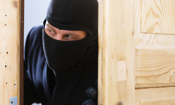  Man Breaks Into House Doesnt Steal Anything Instead Cleans Home-TeluguStop.com