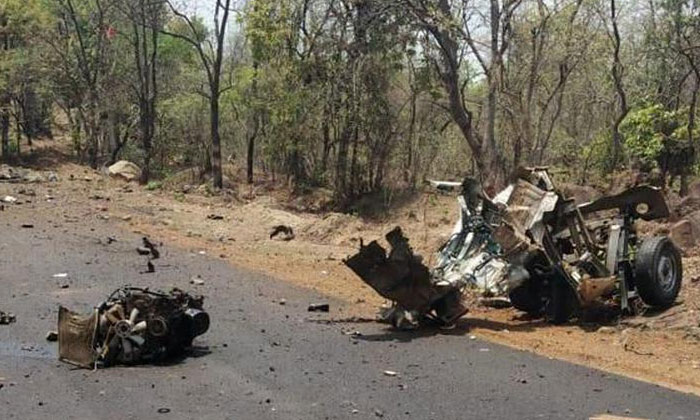  Mavoists Attack In Maharashtra-TeluguStop.com