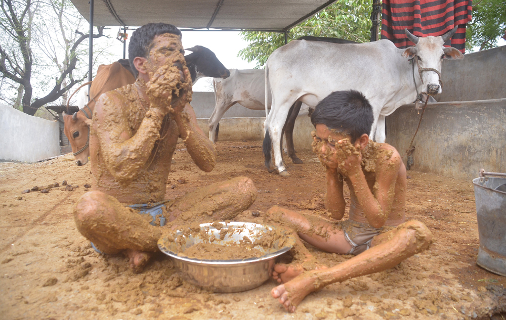 ఎండలకు తట్టుకోలేక ఒక మహిళ విన