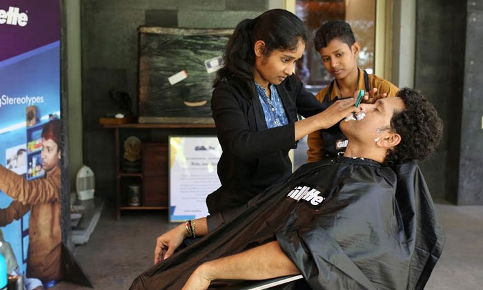  When Sachin Tendulkar Visits A Barber Shop For First Time Ever-TeluguStop.com