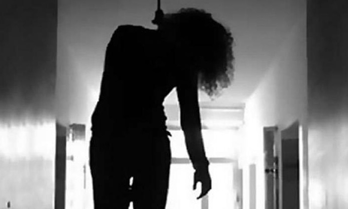  Woman Committed Suicide Because Of Video Leak-TeluguStop.com