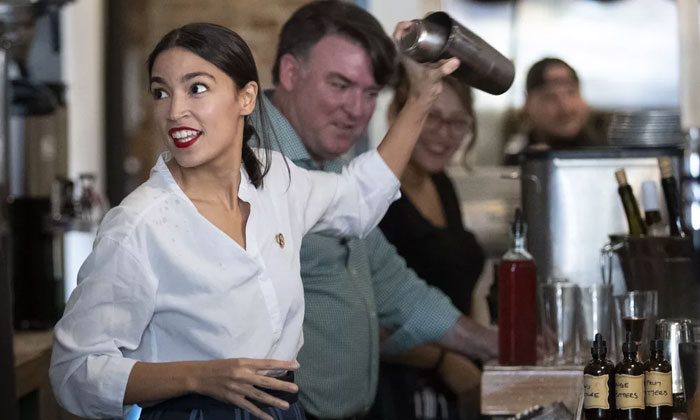  Alexandria Ocasio Cortez Was Tending Bar And Waiting Tables-TeluguStop.com