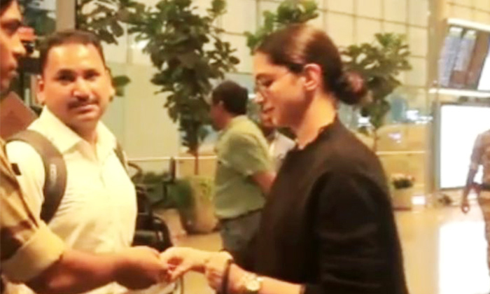  Deepika Padukone Reaction To Airport Security Guard Asking For Id-TeluguStop.com