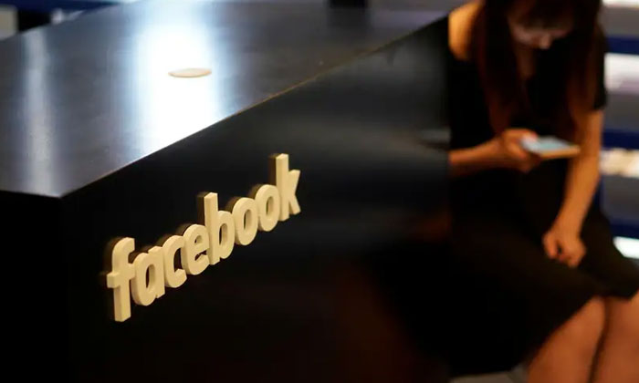  Dozens Strip Outside Facebooks Ny Offices To Protest Censorship-TeluguStop.com