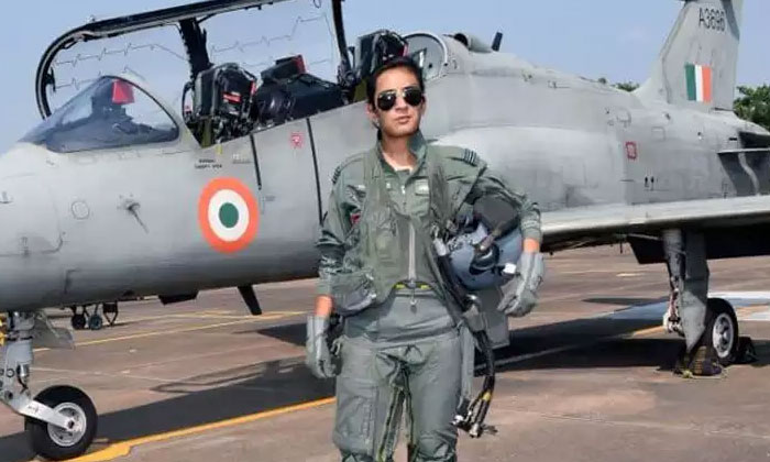  Flight Lieutenant Mohana Singh Became The First Woman Fighter Pilot-TeluguStop.com
