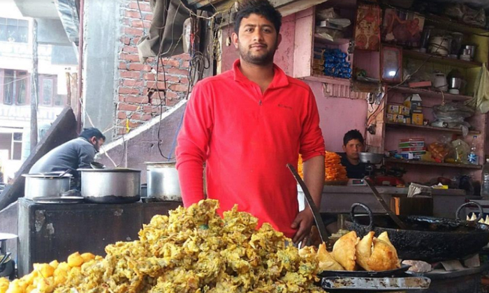  1gate Rank Holder Doing Pakoda Business-TeluguStop.com