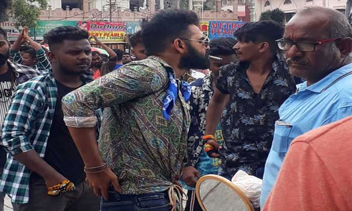  Hero Ram Fined Rs 200 For Smoking Near Charminar-TeluguStop.com