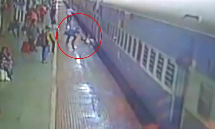  Man Survives After He Fells Between Moving Train And Platform1 1-TeluguStop.com