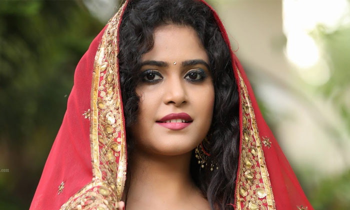  Nigerian Cyber Gang Trapped On Young Heroine Sonakshi Sharma-TeluguStop.com