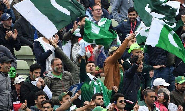  Pakistan Cricket Fans Supports To India1-TeluguStop.com