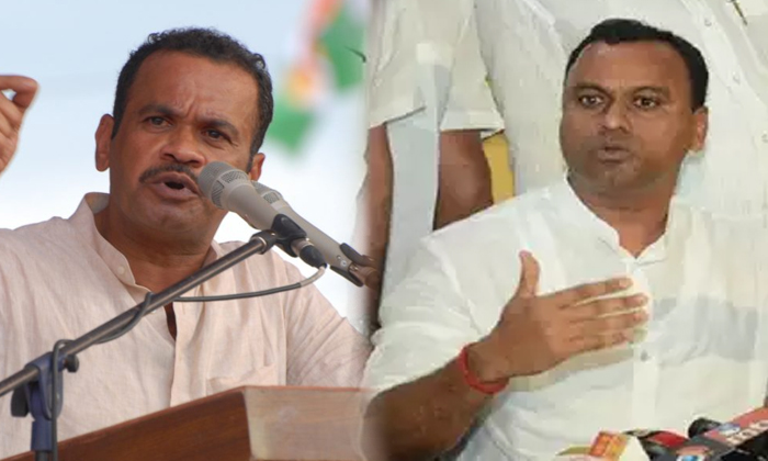  1telangana Congress Leaders Komati Reddy Brothers No Stop To Fight-TeluguStop.com