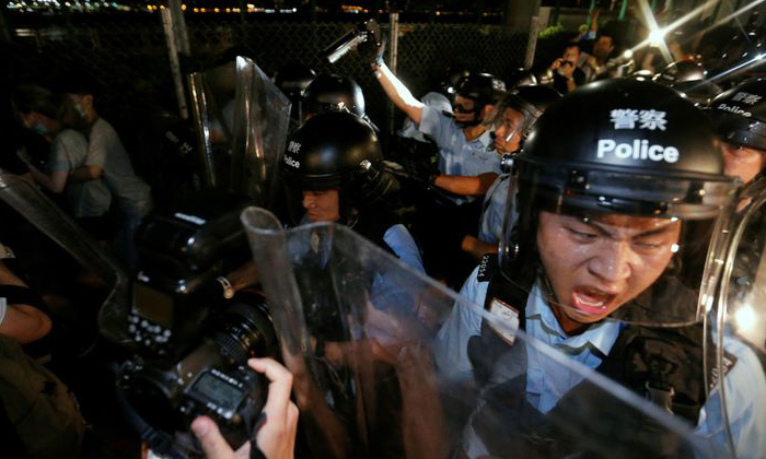  Tensions Continues In Hong Kong 1-TeluguStop.com