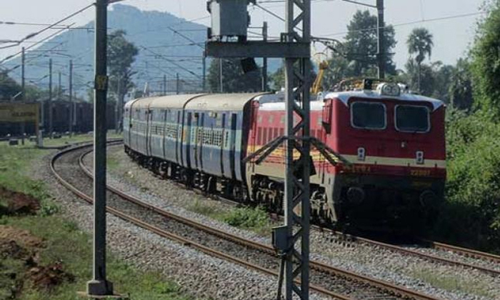  Train Driver Helped And Saved The Mans Life-TeluguStop.com