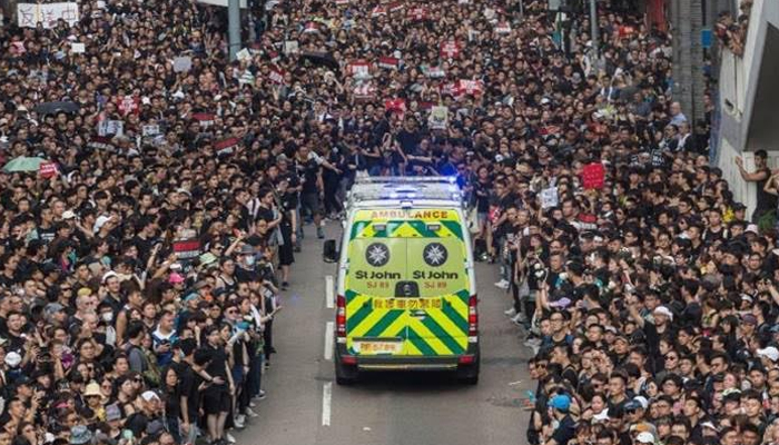  1video Of Hong Kong Protestors Giving Way For An Ambulance-TeluguStop.com
