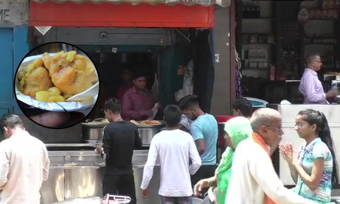  Telugustop2up Kachori Seller Earns Over Sixty Lakh Annually And Gets Tax Notice-TeluguStop.com