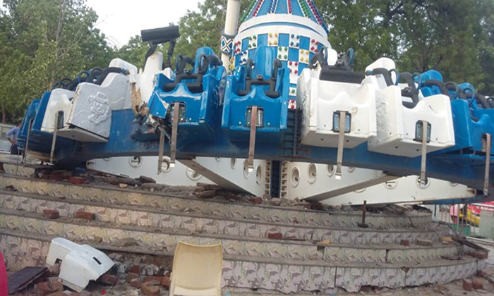  Ahmedabad Amusement Park Ride Crashes 2 Killed-TeluguStop.com