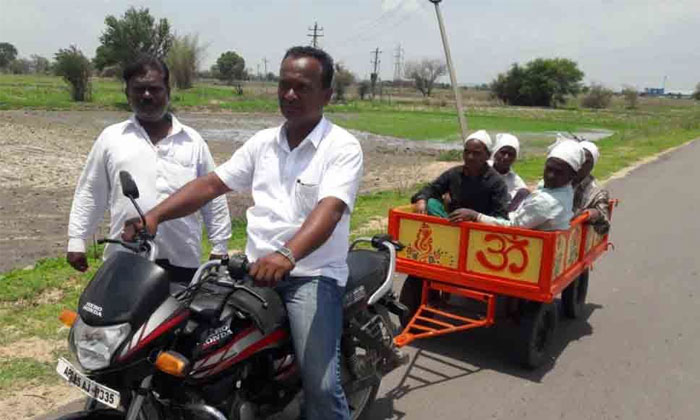 Farmer Invents Bike Trolley For Transportation Farmer Invents Bike Trolley For Transportation-TeluguStop.com