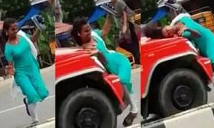  Girl Crossing Road Hit By Speeding Car Video Viral-TeluguStop.com