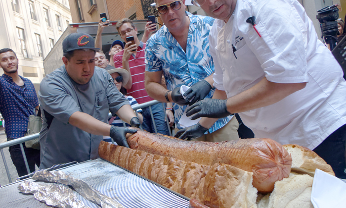  Guinness World Record With Huge Hot Dog Weighing 66 Pounds-TeluguStop.com