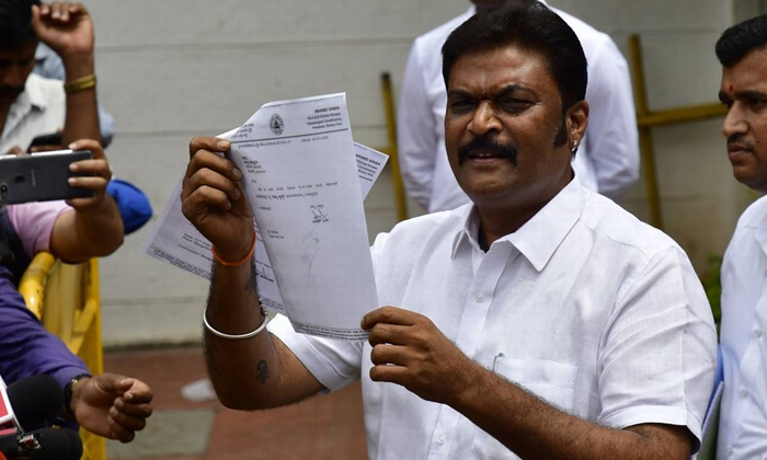  Karnataka Congress Mla Resigned-TeluguStop.com